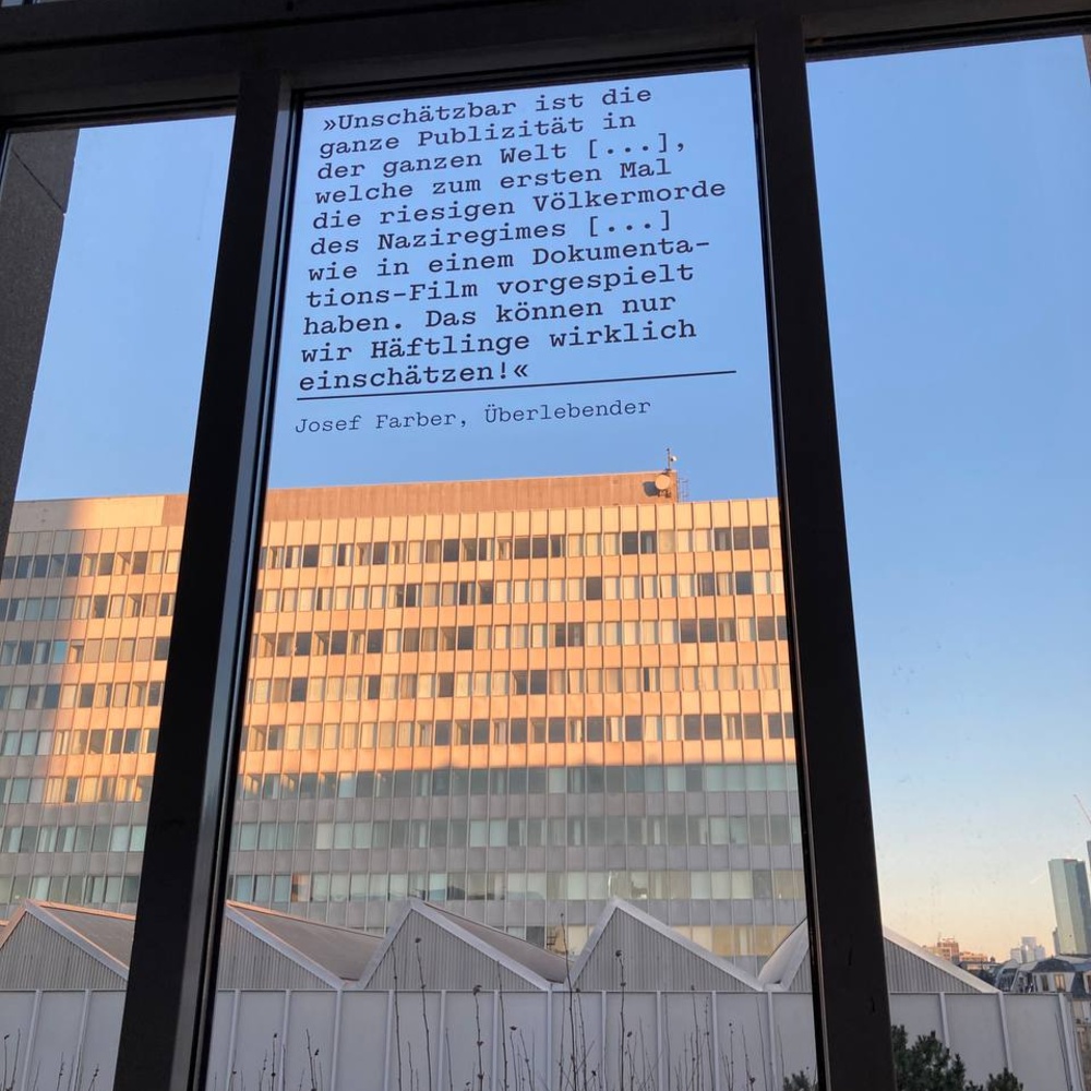 Bild aus der Ausstellung, Zitat von Jan Farber am Fenster des Studierendenhauses
